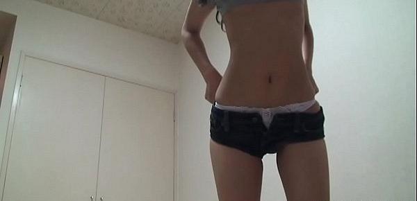  Japanese teenagers wear panties and wear clothes